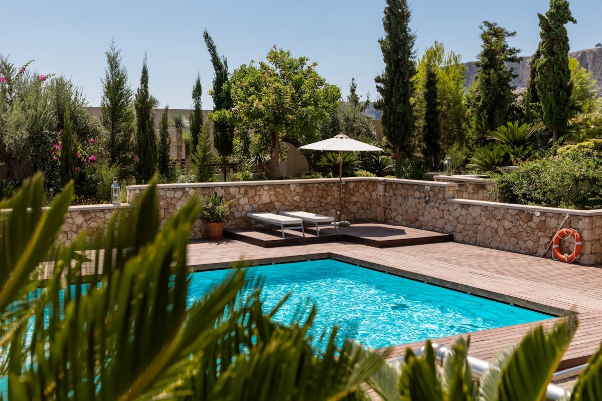 Villa bahçesinde modern yüzme havuzu